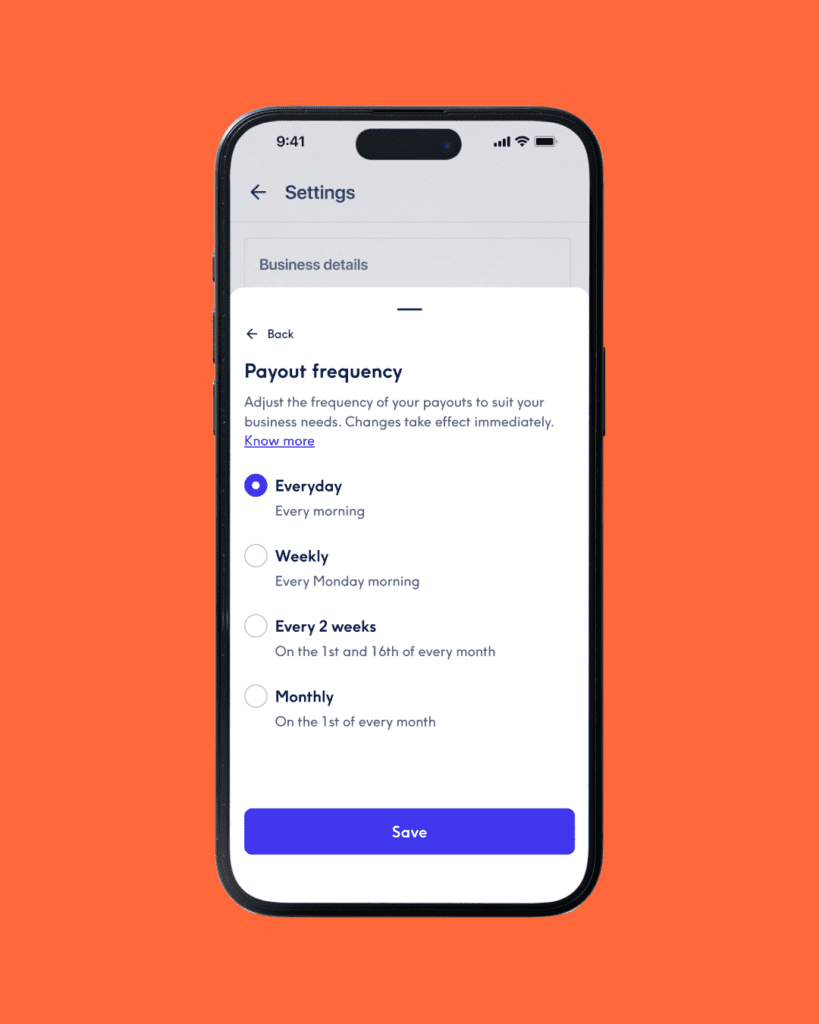 Close-up van een smartphonescherm tegen een feloranje achtergrond, met het instellingenmenu "Payout frequency" (Uitbetalingsfrequentie). De geselecteerde optie is "Everyday" (Elke dag), met andere niet-geselecteerde opties voor "Weekly", "Every 2 weeks" en "Monthly". Onderaan staat een blauwe "Save"-knop.