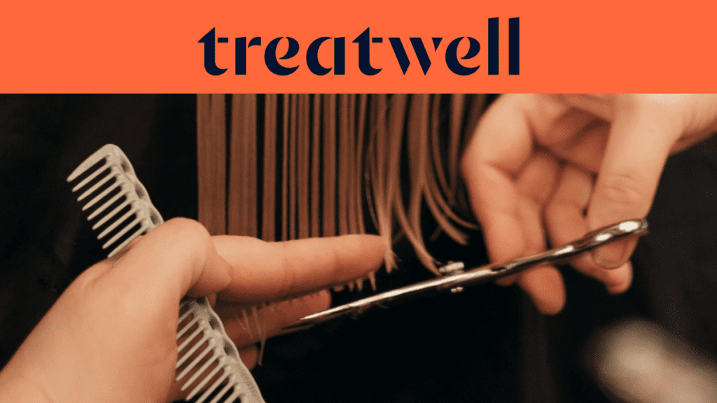 Close-up van de handen van een kapper die de punten van steil haar knipt met een schaar en een kam. Een oranje banner bovenaan toont het "Treatwell"-logo in het donkerblauw.