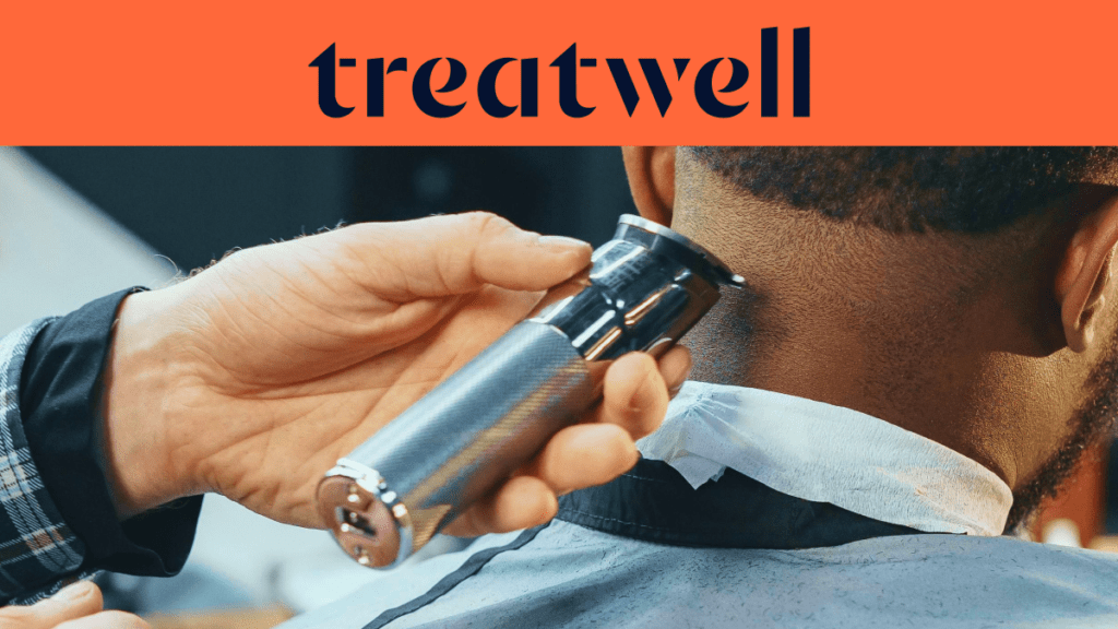 Close-up van de handen van een kapper die een zilveren tondeuse gebruikt om de nek van een klant te scheren. Een oranje banner bovenaan toont het "Treatwell"-logo in het donkerblauw.