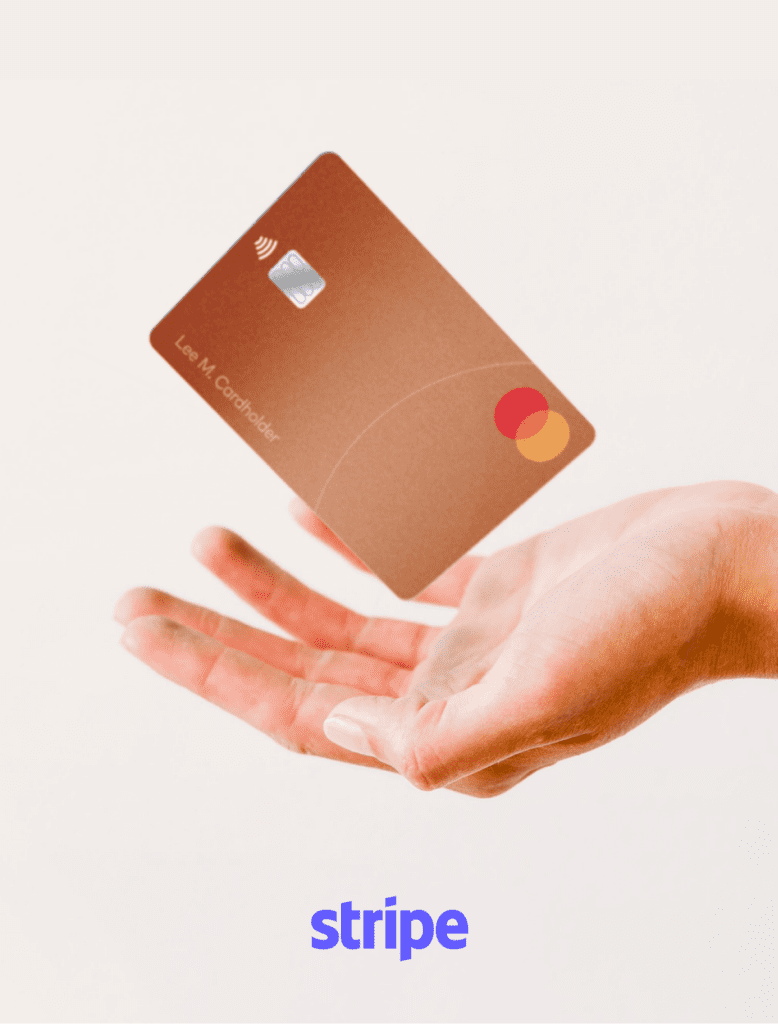 Close-up van een open hand met een bronzen Mastercard-creditcard die net boven de handpalm zweeft tegen een egale witte achtergrond. Het woord "stripe" staat onderaan in blauwe letters.