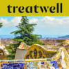 Een schilderachtig uitzicht op Barcelona vanaf Park Güell, met de iconische kleurrijke mozaekbanken van Antoni Gaudí en sprookjesachtige torens op de voorgrond, met de stad en de zee in de verte. Bovenaan een gele banner met het "treatwell"-logo.