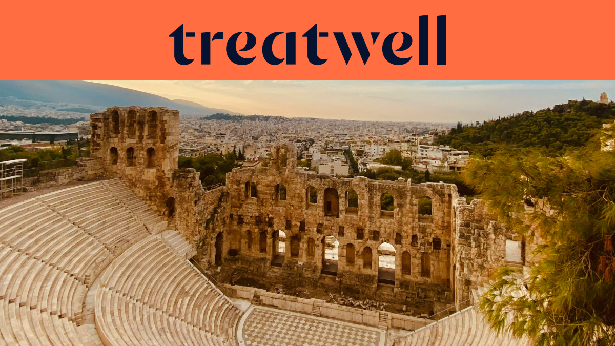 Het Odeon van Herodes Atticus, een oud stenen amfitheater aan de voet van de Akropolis in Athene, met de moderne skyline van de stad die zich uitstrekt in de verte onder een warm, goudkleurig avondlicht. Een koraaloranje banner met het Treatwell-logo staat boven de afbeelding.
