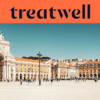 Een brede banner met het Treatwell-logo in donkerblauw op een oranje achtergrond bovenaan. Onder het logo een zonnige foto van het Praça do Comércio in Lissabon, met de witte Arco da Rua Augusta, gele gebouwen met boogvormige galerijen en wandelende mensen op het uitgestrekte voetgangersplein onder een strakblauwe hemel.