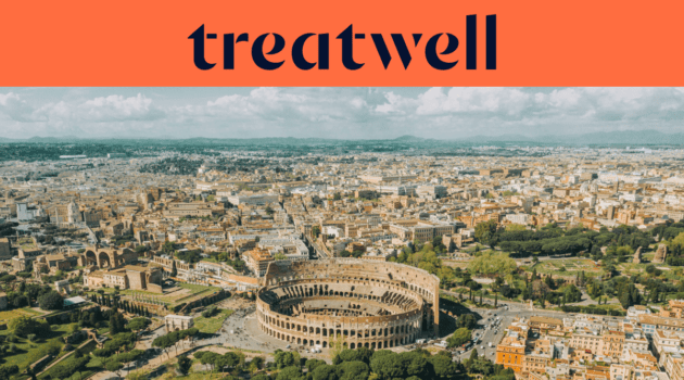 Een luchtfoto van Rome, met het iconische Colosseum op de voorgrond. De historische stad strekt zich uit tot aan de horizon onder een bewolkte lucht. Een grote oranje banner bovenin toont het “treatwell”-logo.