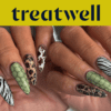 Twee handen met lange amandelvormige nagels in uiteenlopende dierenprints: zebrastrepen, luipaardvlekken, groene slangenhuid en schildpad.