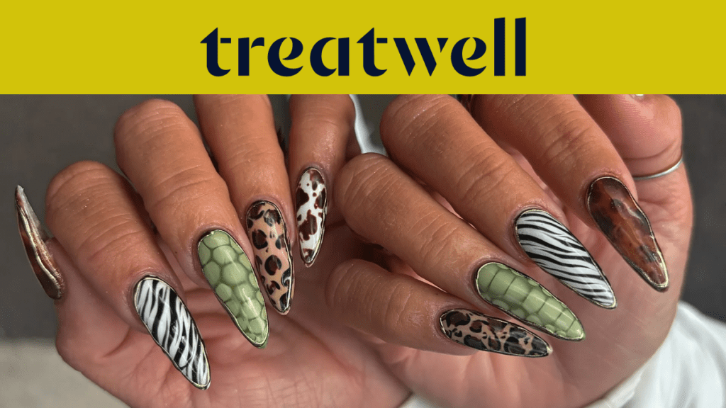 Twee handen met lange amandelvormige nagels in uiteenlopende dierenprints: zebrastrepen, luipaardvlekken, groene slangenhuid en schildpad.