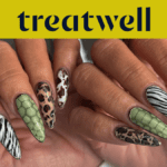Twee handen met lange amandelvormige nagels in uiteenlopende dierenprints: zebrastrepen, luipaardvlekken, groene slangenhuid en schildpad.