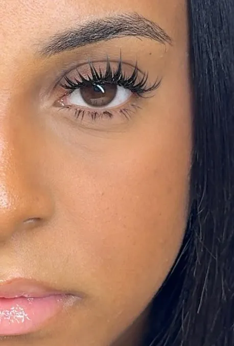 Close-up van Medusa lash extensions met spits getextureerde clusters en gedefinieerde onderwimpers
