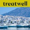 De jachthaven van Puerto Banús in Marbella, omzoomd door witte appartementsgebouwen en afgemeerde jachten met bergen op de achtergrond, onder een geel Treatwell-spandoek.