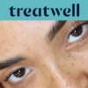 Turquoise Treatwell-banner met een close-up van natuurlijk gelifte wimpers na een Korean lash lift, op een huid met sproeten