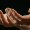 Twee handen naar voren gestrekt met de handpalmen omhoog en afbladderende nagels