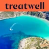 Luchtfoto van een turquoise Kretenzische baai, met een jetski die een witte curve door helder water trekt, een halvemaanvormig zandstrand en droge heuvels rond de kust, onder een koraaloranje banner met de tekst treatwell.