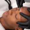 Close-up van een schoonheidsspecialist die dermaplaning uitvoert bij een klant in een salon